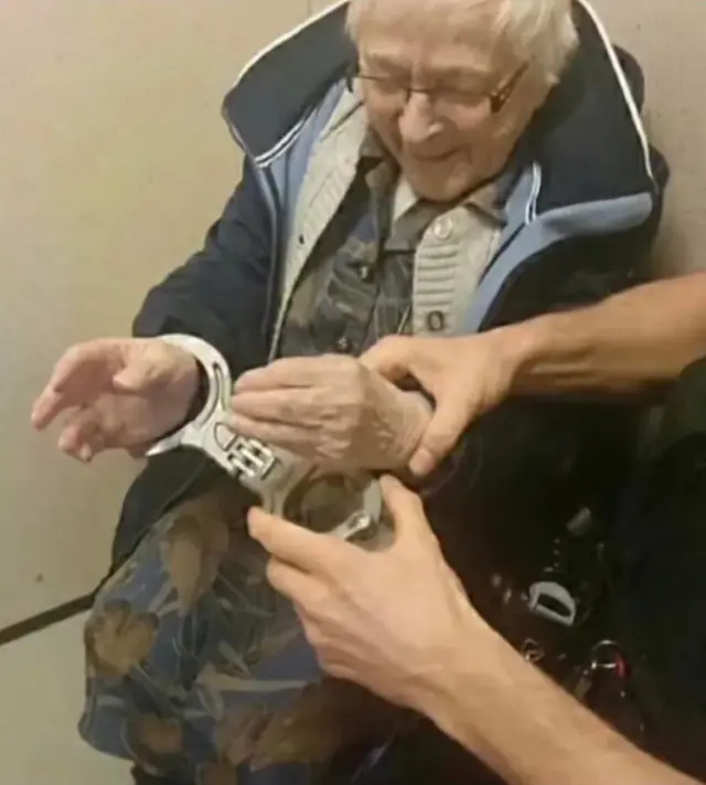 99-летняя жительница Нидерландов попросила полицию «арестовать» её ради опыта