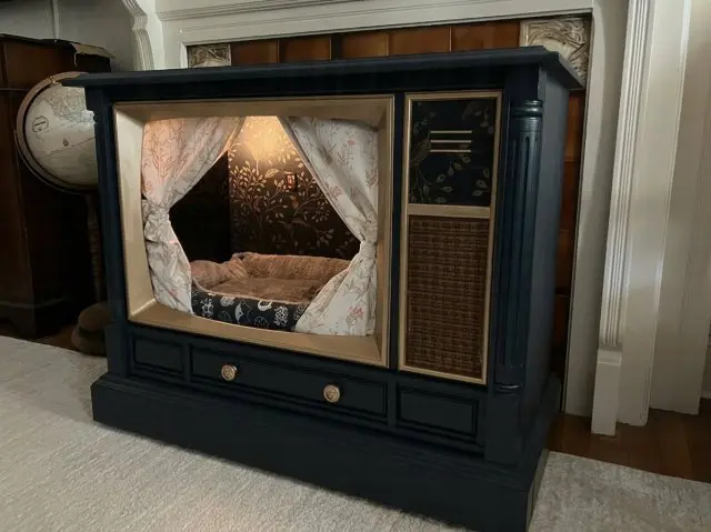 Парень создаёт лежанки для домашних животных из старой винтажной техники