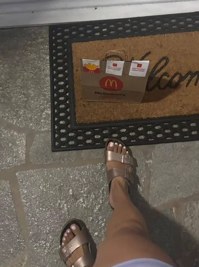 Курьерский лайфхак: фото с ногами у двери увеличило чаевые до $50