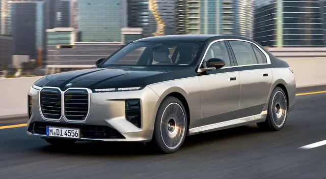 Новая BMW 7-й серии: гибриды, «электрички» и 31-дюймовый экран в потолке