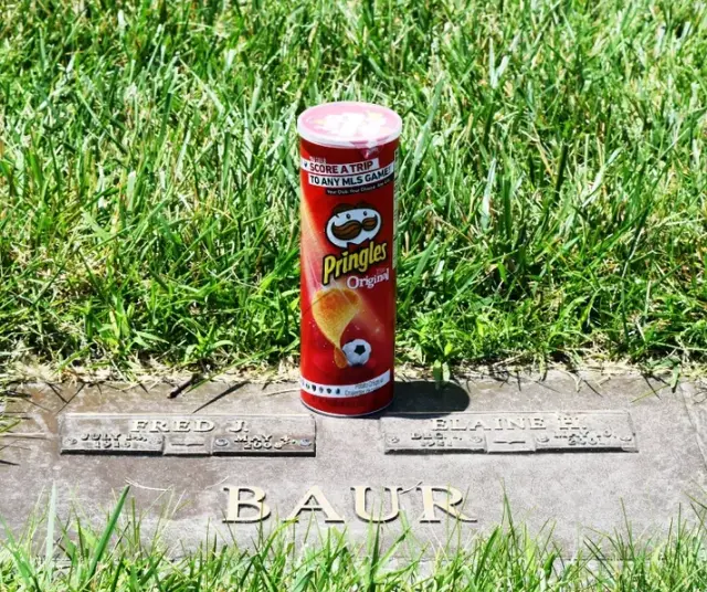 Последняя воля создателя: прах изобретателя упаковки Pringles похоронили в культовой банке из-под чипсов