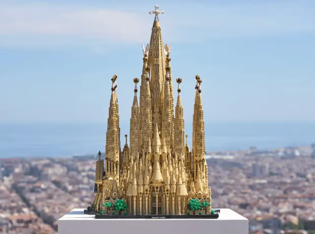 LEGO представила гигантский собор Саграда Фамилия из 12 тысяч деталей