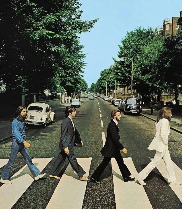 Неповторимый оригинал и жалкая пародия: актеры байопика о The Beatles воссоздали легендарный кадр