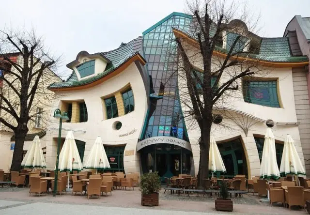 Krzywy Domek — "Кривой домик", построенный в 2004 году