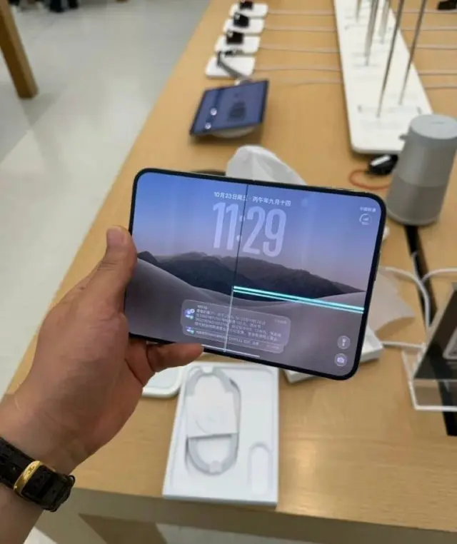 Экран iPhone Duo ломается еще до выхода из магазина